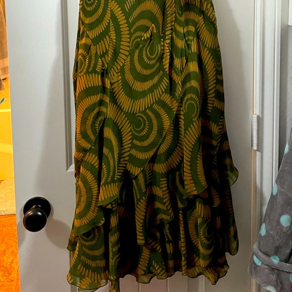 Gorgeous asymmetrical dress - Picture 2 of 3